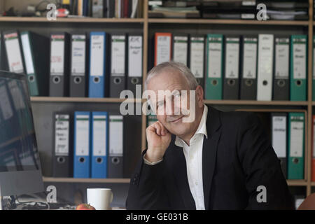 Imprenditore Senior seduto in ufficio e a sognare di Freiburg im Breisgau, Baden-Württemberg, Germania Foto Stock