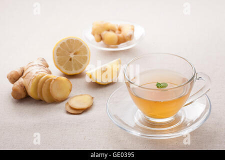 Un sano limone tè allo zenzero Foto Stock