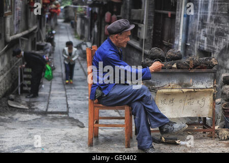 Venditore ambulante di Fenghuang vecchio Phoenix , Hunan, Cina Foto Stock