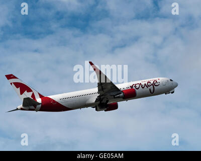 Air Canada rouge Boeing 767-300ER C-GHLU Foto Stock