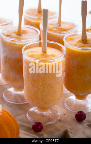 Yogurt zucca congelare, in casa sani e gustosi pop congelati Foto Stock