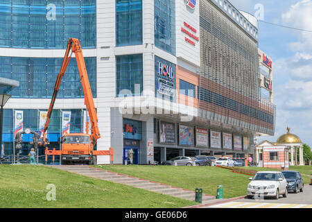 Orel, Russia - 23 Giugno 2016: sollevamento montato sul carrello vicino alla costruzione della Sala Congressi 'Verde' Foto Stock