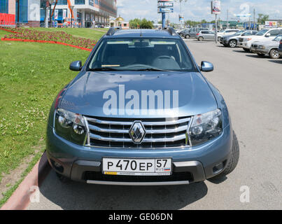Orel, Russia - 23 Giugno 2016: vista frontale di un blu autovettura Renault Duster, parcheggiata vicino al centro business 'Verde' Foto Stock