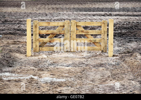 Nuova staccionata in legno su wasteland Foto Stock