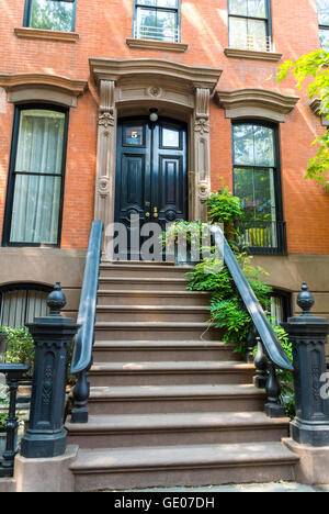 New York City, NY, USA, quartiere Greenwich Village, Manhattan Apartment Building Investing Front Door, Perry Street, West Village Townhouse, case in pietra arenaria, scale architettoniche Foto Stock