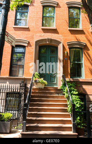 New York City, NY, USA, Greenwich Village Neighborhood, Manhattan, Brown Stone Houses Townhouse edificio di fronte gradini e porta Foto Stock