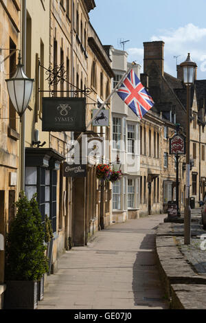 Vista lungo High Street con C R Ashbee progettato lampada in primo piano, Chipping Campden, Cotswolds, Gloucestershire, England, Regno Unito, Europa Foto Stock