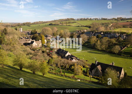 Vista sul villaggio Costwold, Naunton, Cotswolds, Gloucestershire, England, Regno Unito, Europa Foto Stock