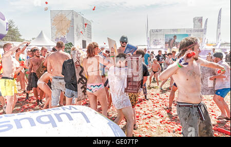 Lotta di pomodoro sul XXI festival di Woodstock Polonia (Przystanek Woodstock). Foto Stock