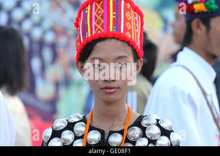 Non identificato le donne birmane la preparazione di costumi tradizionali per una mostra durante il Festival Manaw il 07 gennaio 2010. Foto Stock