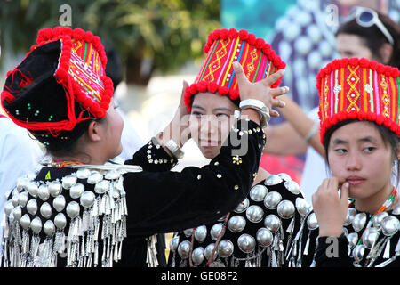 Non identificato le donne birmane la preparazione di costumi tradizionali per una mostra durante il Festival Manaw il 07 gennaio 2010. Foto Stock