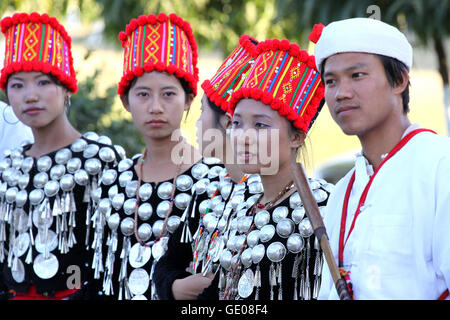 Non identificato le donne birmane la preparazione di costumi tradizionali per una mostra durante il Festival Manaw il 07 gennaio 2010. Foto Stock