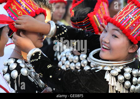 Non identificato le donne birmane la preparazione di costumi tradizionali per una mostra durante il Festival Manaw il 07 gennaio 2010. Foto Stock