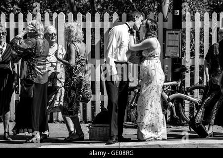 Amanti dell'Opera di attendere alla stazione di Lewes per il bus navetta per portarli al vicino Teatro dell'opera Glyndebourne, Lewes, Sussex, Regno Unito Foto Stock