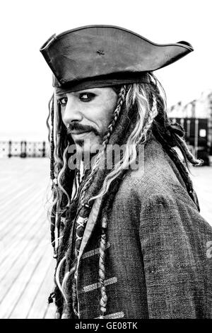 Un uomo vestito in costume pirata all annuale Hastings giorno pirata, Hastings, Sussex, Regno Unito Foto Stock