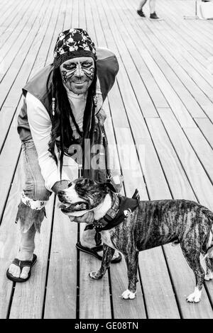 Un uomo vestito in costume da pirata con il suo cane durante l annuale Hastings giorno pirata Festival, Hastings, Sussex, Regno Unito Foto Stock