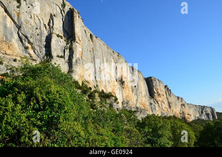Geografia / viaggi, Francia Provenza, Lioux, lunga 700 m e 100 m alto scoglio Additional-Rights-Clearance-Info-Not-Available Foto Stock
