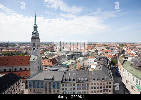 Geografia / viaggi, in Germania, in Baviera, Monaco di Baviera, Marienplatz, la chiesa di San Pietro, vista dalla torre del nuovo municipio verso il sud, Additional-Rights-Clearance-Info-Not-Available Foto Stock