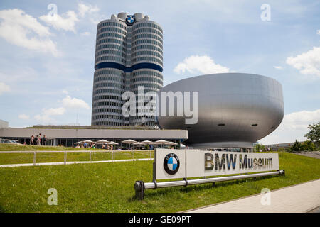 Geografia / viaggi, in Germania, in Baviera, Monaco di Baviera, museo BMW BMW un edificio a più piani, costruito: 1968-1972 da Karl Schwanzer, Additional-Rights-Clearance-Info-Not-Available Foto Stock