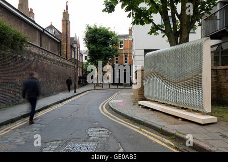 Ampia vista del tabellone di argento. Sculture Wayfinding Clerkenwell Design Week 2016, Londra, Regno Unito. Architetto: Giles Miller Studio, 2016. Foto Stock