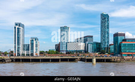 Lo Skyline di Liverpool WILLIAM JESSOP WAY Radisson Blu Hotel e West Tower Liverpool England Foto Stock