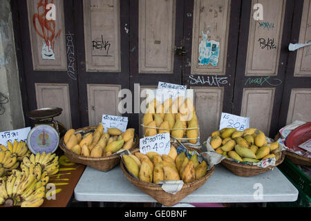 Mango su un mercato in Banglaphu nella città di Bangkok in Thailandia in Southeastasia. Foto Stock