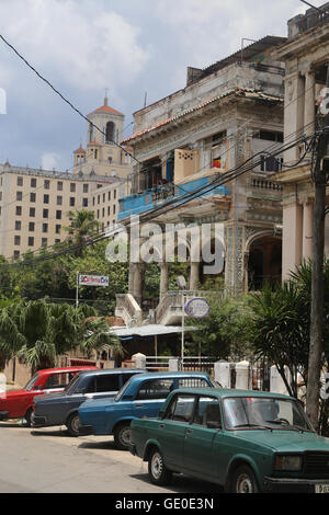 Scena di strada nel Vedado, Havana, Cuba, con Hotel Nacional in background Foto Stock