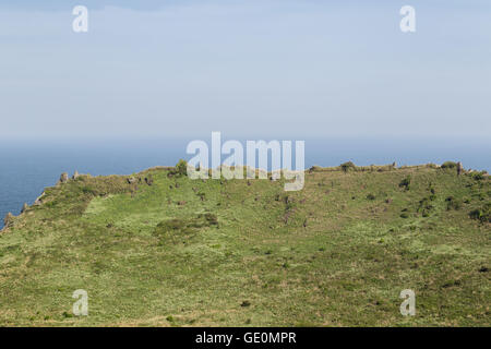 Vista del cratere vulcanico all'Seongsan Ilchulbong sul picco di Jeju Island nella Corea del Sud. Copia dello spazio. Foto Stock