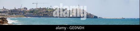 Israele e Medio Oriente: Mare Mediterraneo e la skyline di Tel Aviv e la città vecchia di Jaffa visto da Tayelet, il Tel Aviv Promenade Foto Stock