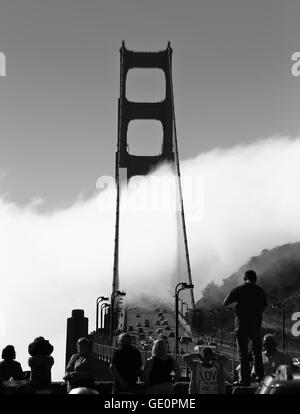 Foggy Golden Gate - monocromatico Foto Stock