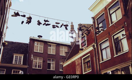 Scarpe appeso dal filo in un quartiere di Amsterdam Foto Stock