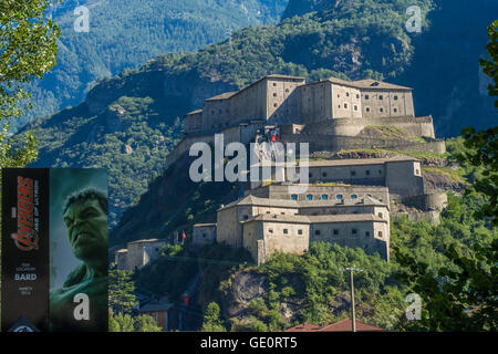 Forte di Bard (Bard Fort), un XIX secolo complesso fortificato costruito dalla Casa di Savoia, Valle d'Aosta regione nel nord-ovest dell'Italia. Foto Stock