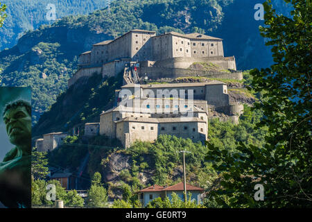 Forte di Bard (Bard Fort), un XIX secolo complesso fortificato costruito dalla Casa di Savoia, Valle d'Aosta regione nel nord-ovest dell'Italia. Foto Stock