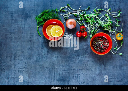 Gli ortaggi biologici con ingredienti freschi per cucinare in modo sano su sfondo vintage, vista dall'alto, banner. Vegan o dieta alimenti conc Foto Stock