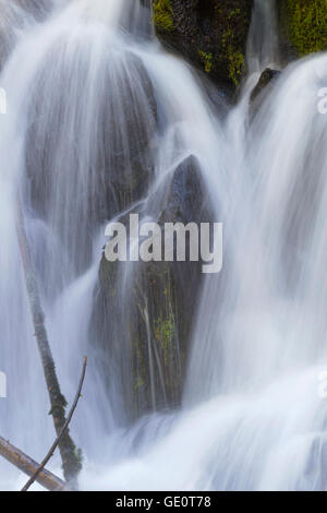 Cascata su roccia assomiglia a tre monaci in sereno, bellezza naturale. Foto Stock