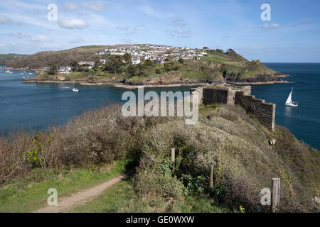 Di Santa Caterina e il castello di Polruan presso la foce del fiume Fowey, Fowey, Cornwall, England, Regno Unito, Europa Foto Stock