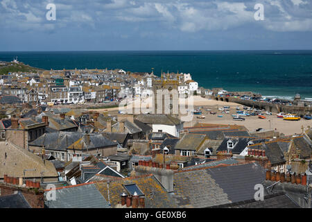 Vista sulla città vecchia e il porto con St Ia la chiesa di St Ives, Cornwall, England, Regno Unito, Europa Foto Stock