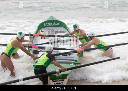 Tradizionale surf boat racing nella serie Ocean Thunder Surfboat carnevale a Dee Why Beach, Sydney, Australia Foto Stock