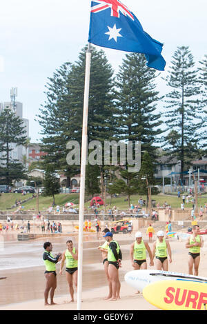 Tradizionale barca surf racing nell'Oceano thunder serie a Dee Why beach,Sydney , Australia Foto Stock