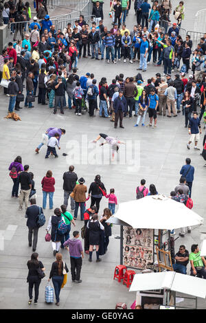 Gli artisti di strada e persone ammirando la danza moderna nel centro di Santiage de Chile. Foto Stock