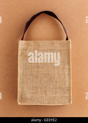 Hessian borsa marrone su sfondo eco Foto Stock