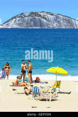 RIO DE JANEIRO, Brasile - 29 agosto 2008: Copacabana beach in giornata estiva, lucertole da mare godendo il giorno. Foto Stock