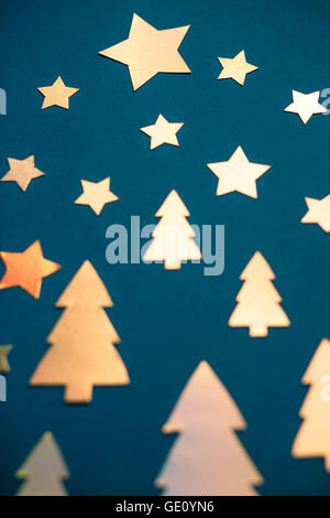 Scheda di Natale fatto di tagliare la carta lucida di alberi di Natale e stelle Foto Stock