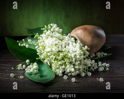 Il giglio della valle bouquet sul tavolo di legno. Foto Stock