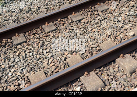 Rotaie ferroviarie visto come elemento isolato. Le traversine sono di tipo duoblock. Foto Stock