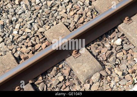 Rotaie ferroviarie visto come elemento isolato. Le traversine sono di tipo duoblock. Foto Stock