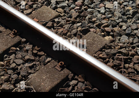 Rotaie ferroviarie visto come elemento isolato. Le traversine sono di tipo duoblock. Foto Stock