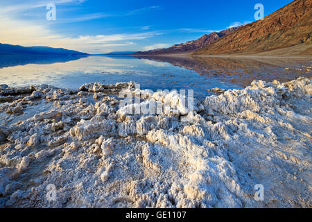 Geografia / viaggi, Stati Uniti, California, Valle della Morte, Dopo forti piogge, riempita di acqua bacino Badwater, bacino Badwater, Parco Nazionale della Valle della Morte, California, No-Exclusive-uso Foto Stock