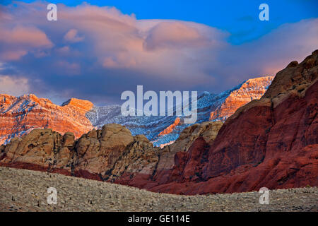 Geografia / viaggi, STATI UNITI D'AMERICA, Nevada, Las Vegas, primavera Montagne, il Red Rock Canyon National Conservation Area, neve fresca sui monti della molla durante il sunrise nel Red Rock Canyon National Conservation Area vicino a Las Vegas in Nevada, il Red Rock Canyon National Conservation Area vicino USA, Nevada, Las Vegas, No-Exclusive-uso Foto Stock