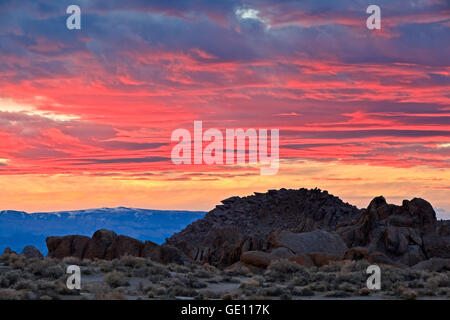 Geografia / viaggi, Stati Uniti, California, Lone Pine, Sunrise sopra Alabama sulle colline vicino a Lone Pine, California, No-Exclusive-uso Foto Stock
